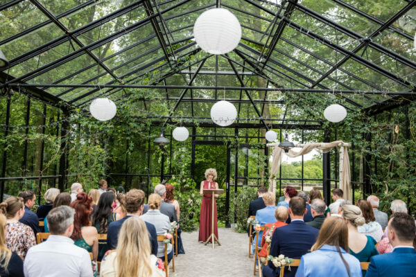 Catalijne - trouwambtenaar, babs, ceremoniezangeres - fotograaf: Dario Endara